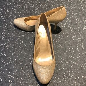 Sparkly gold Aldo pumps Size 9 (Sz 40)